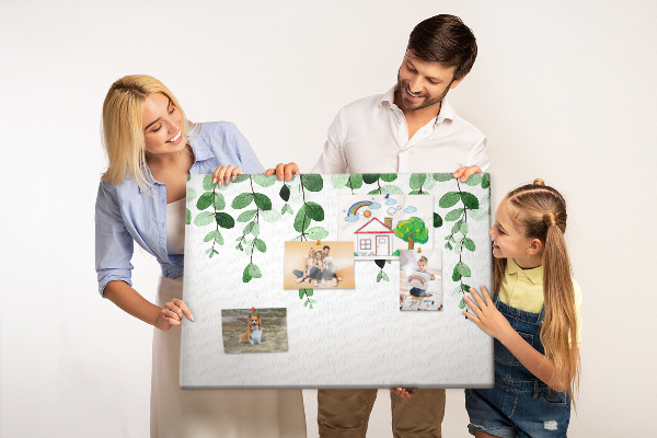 Prikbord met een print van groene bladeren in een verfijnde aquareltechniek