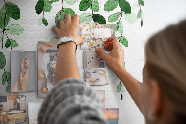 Prikbord met een print van groene bladeren in een verfijnde aquareltechniek