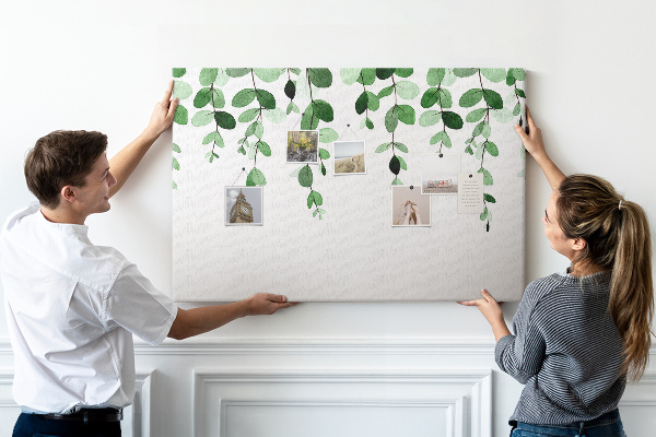 Prikbord met een print van groene bladeren in een verfijnde aquareltechniek
