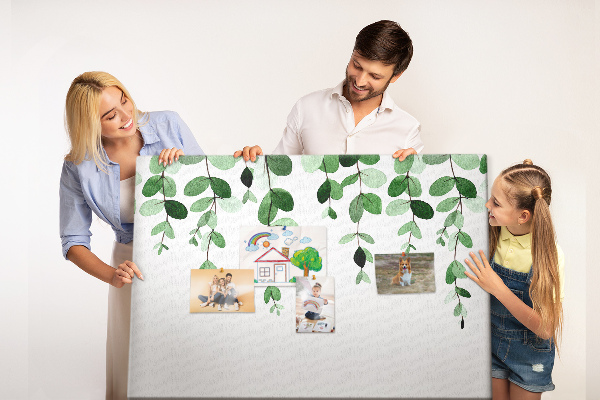 Prikbord met een print van groene bladeren in een verfijnde aquareltechniek