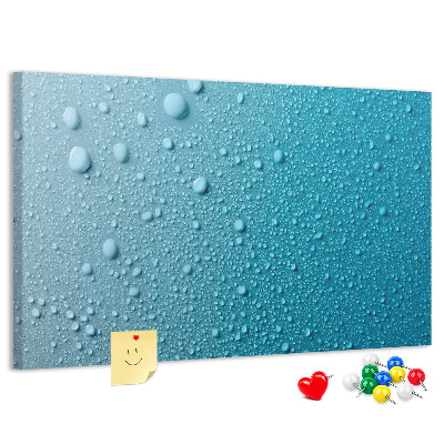 Kurkbord met waterdruppels op een blauwe achtergrond