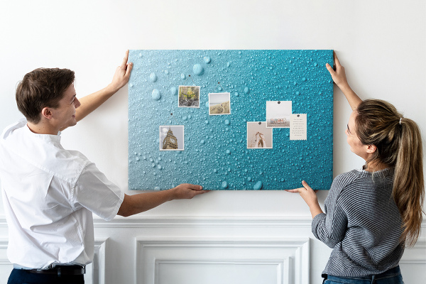 Kurkbord met waterdruppels op een blauwe achtergrond