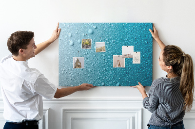 Kurkbord met waterdruppels op een blauwe achtergrond