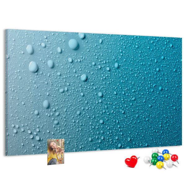 Kurkbord met waterdruppels op een blauwe achtergrond