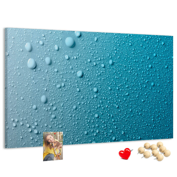 Kurkbord met waterdruppels op een blauwe achtergrond