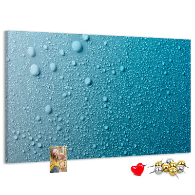 Kurkbord met waterdruppels op een blauwe achtergrond