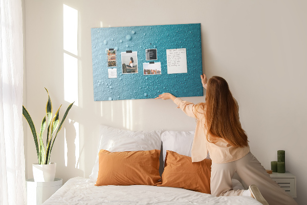 Kurkbord met waterdruppels op een blauwe achtergrond