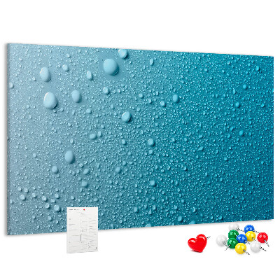 Kurkbord met waterdruppels op een blauwe achtergrond