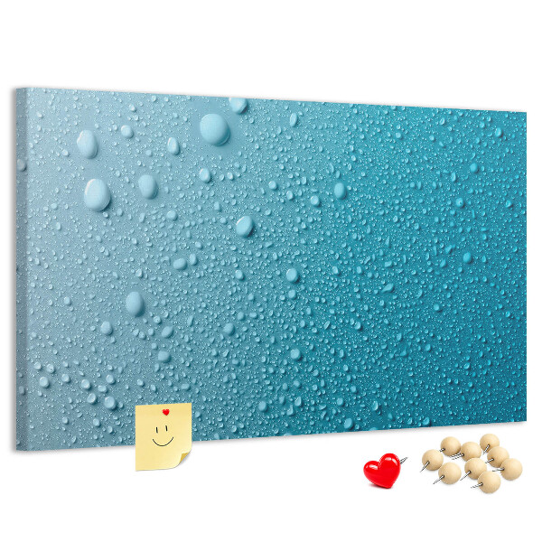 Kurkbord met waterdruppels op een blauwe achtergrond