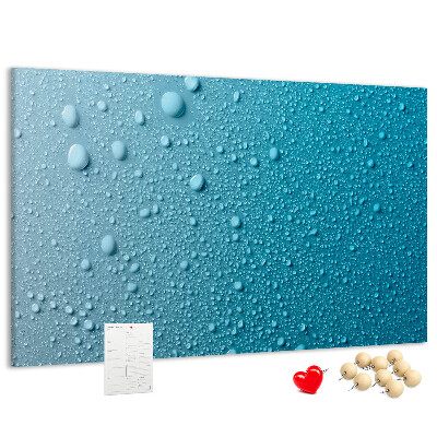 Kurkbord met waterdruppels op een blauwe achtergrond