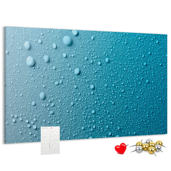 Kurkbord met waterdruppels op een blauwe achtergrond