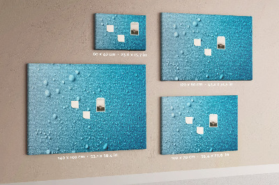 Kurkbord met waterdruppels op een blauwe achtergrond