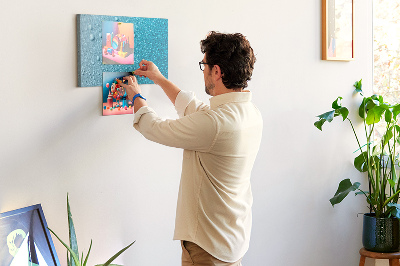 Kurkbord met waterdruppels op een blauwe achtergrond