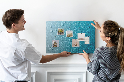 Kurkbord met waterdruppels op een blauwe achtergrond