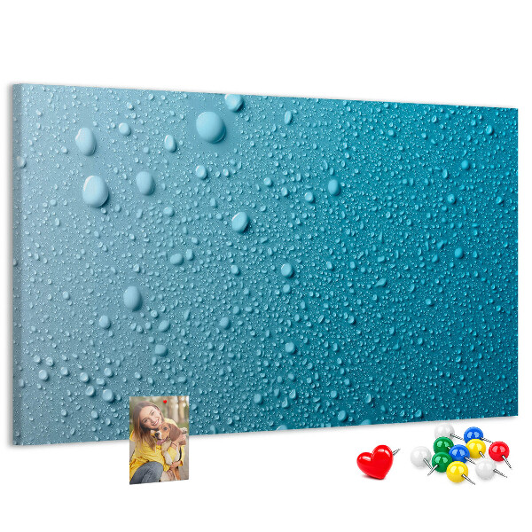 Kurkbord met waterdruppels op een blauwe achtergrond