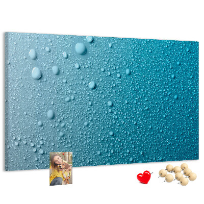Kurkbord met waterdruppels op een blauwe achtergrond