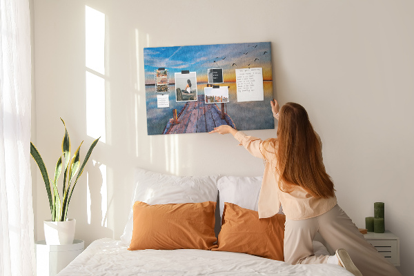 Kurk prikbord met een afbeelding van een zonsondergang boven een kalm meer