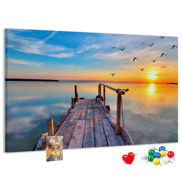 Kurk prikbord met een afbeelding van een zonsondergang boven een kalm meer