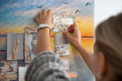 Kurk prikbord met een afbeelding van een zonsondergang boven een kalm meer