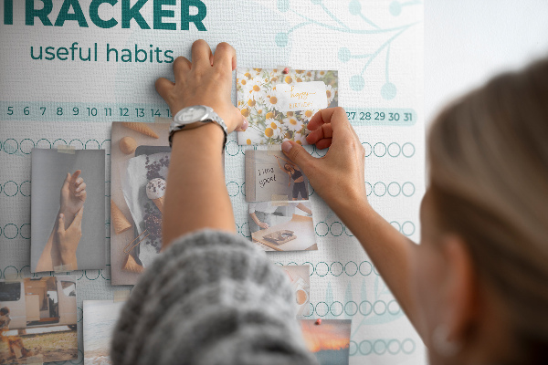 Kurk prikbord met een subtiel plantenpatroon voor gewoonteregistratie