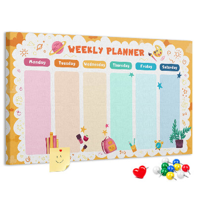 Kurkbord met een kleurrijke weekplanner en schoolthema's