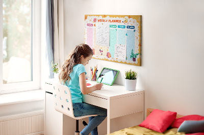 Kurkbord met een kleurrijke weekplanner en schoolthema's