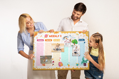 Kurkbord met een kleurrijke weekplanner en schoolthema's