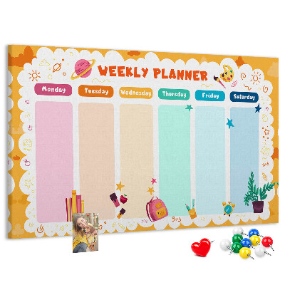 Kurkbord met een kleurrijke weekplanner en schoolthema's