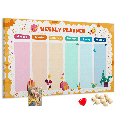 Kurkbord met een kleurrijke weekplanner en schoolthema's