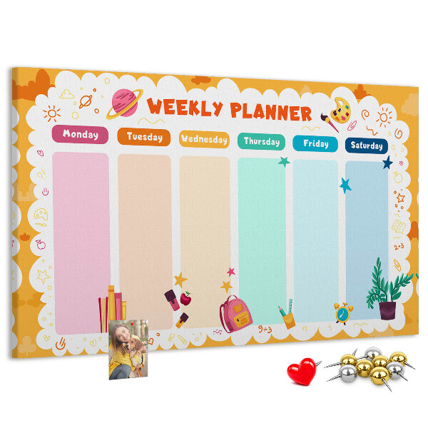 Kurkbord met een kleurrijke weekplanner en schoolthema's