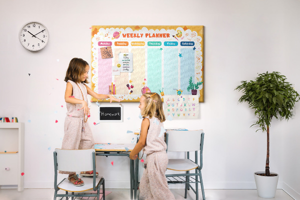 Kurkbord met een kleurrijke weekplanner en schoolthema's