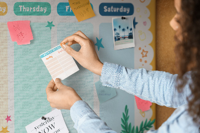 Kurkbord met een kleurrijke weekplanner en schoolthema's