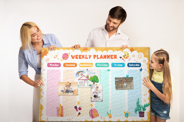Kurkbord met een kleurrijke weekplanner en schoolthema's
