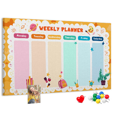 Kurkbord met een kleurrijke weekplanner en schoolthema's