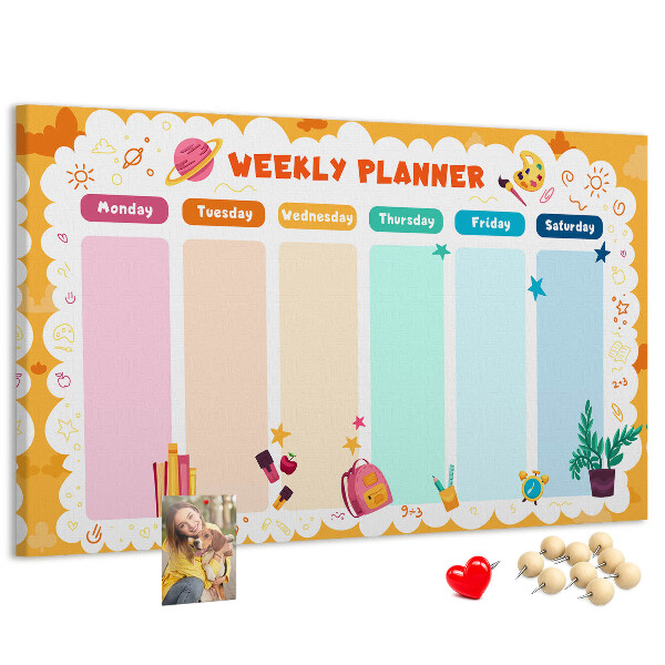 Kurkbord met een kleurrijke weekplanner en schoolthema's