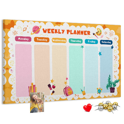Kurkbord met een kleurrijke weekplanner en schoolthema's