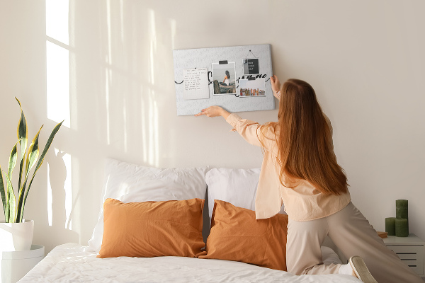 Kurken prikbord met een elegante inscriptie voor reizigers