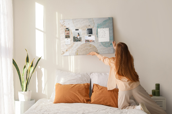 Kurkbord met abstract landschap in pasteltinten