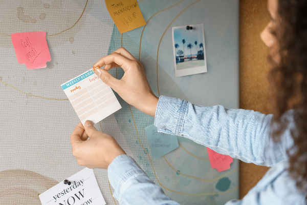 Kurkbord met abstract landschap in pasteltinten