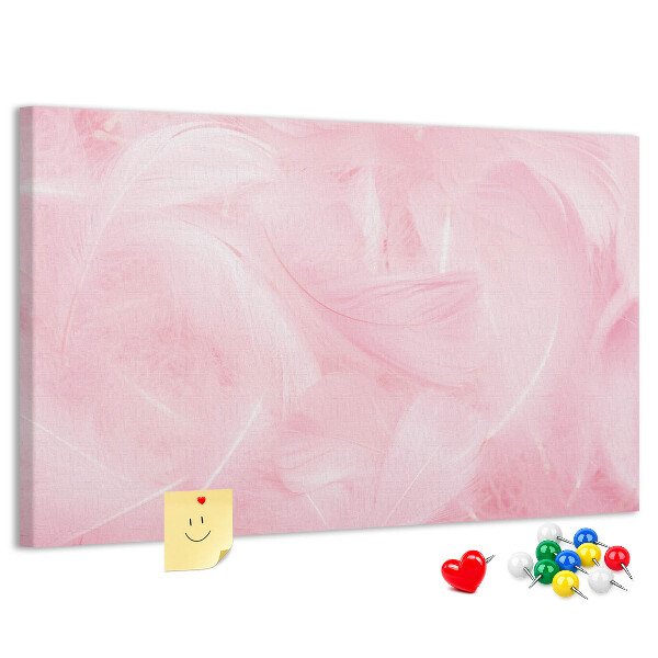 Kurken prikbord met een achtergrond van fijne roze veren