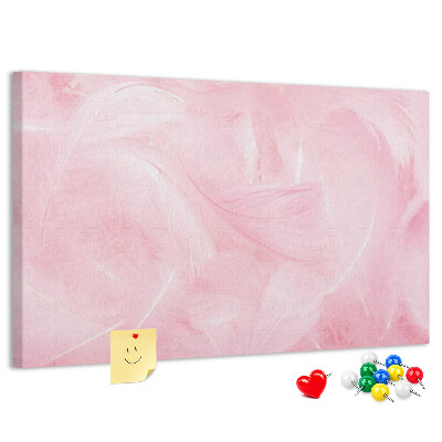 Kurken prikbord met een achtergrond van fijne roze veren