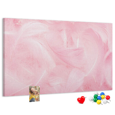 Kurken prikbord met een achtergrond van fijne roze veren