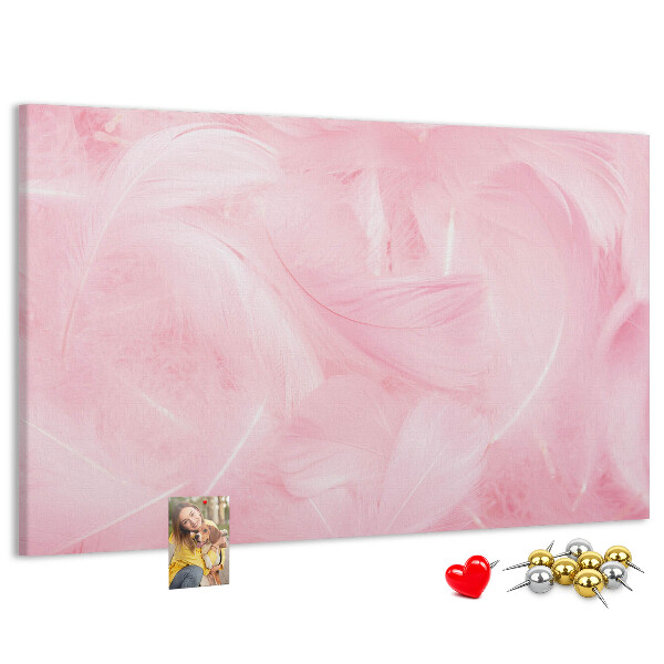 Kurken prikbord met een achtergrond van fijne roze veren
