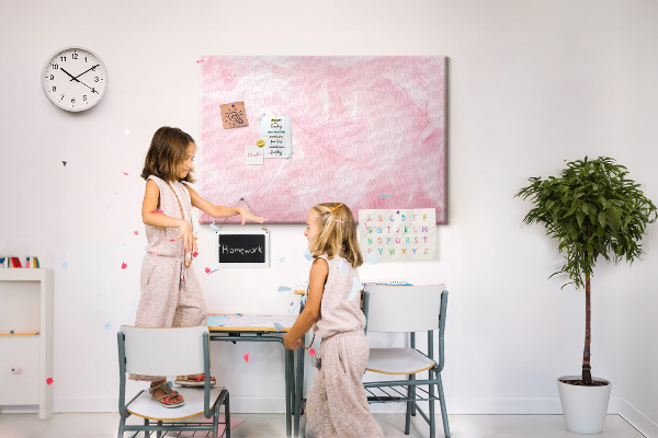 Kurken prikbord met een achtergrond van fijne roze veren