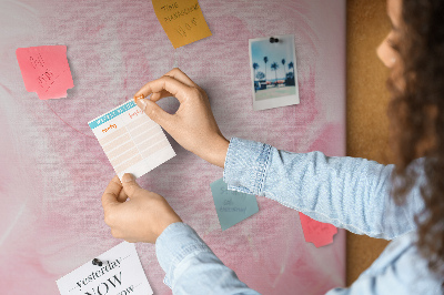 Kurken prikbord met een achtergrond van fijne roze veren
