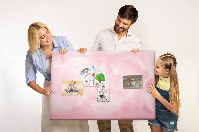 Kurken prikbord met een achtergrond van fijne roze veren