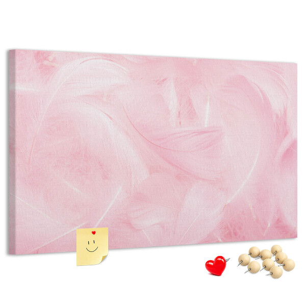 Kurken prikbord met een achtergrond van fijne roze veren