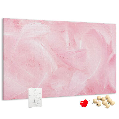 Kurken prikbord met een achtergrond van fijne roze veren