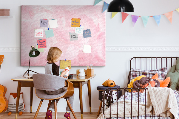 Kurken prikbord met een achtergrond van fijne roze veren