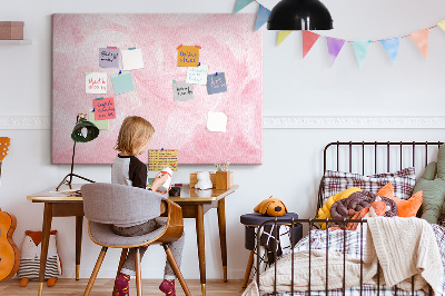 Kurken prikbord met een achtergrond van fijne roze veren
